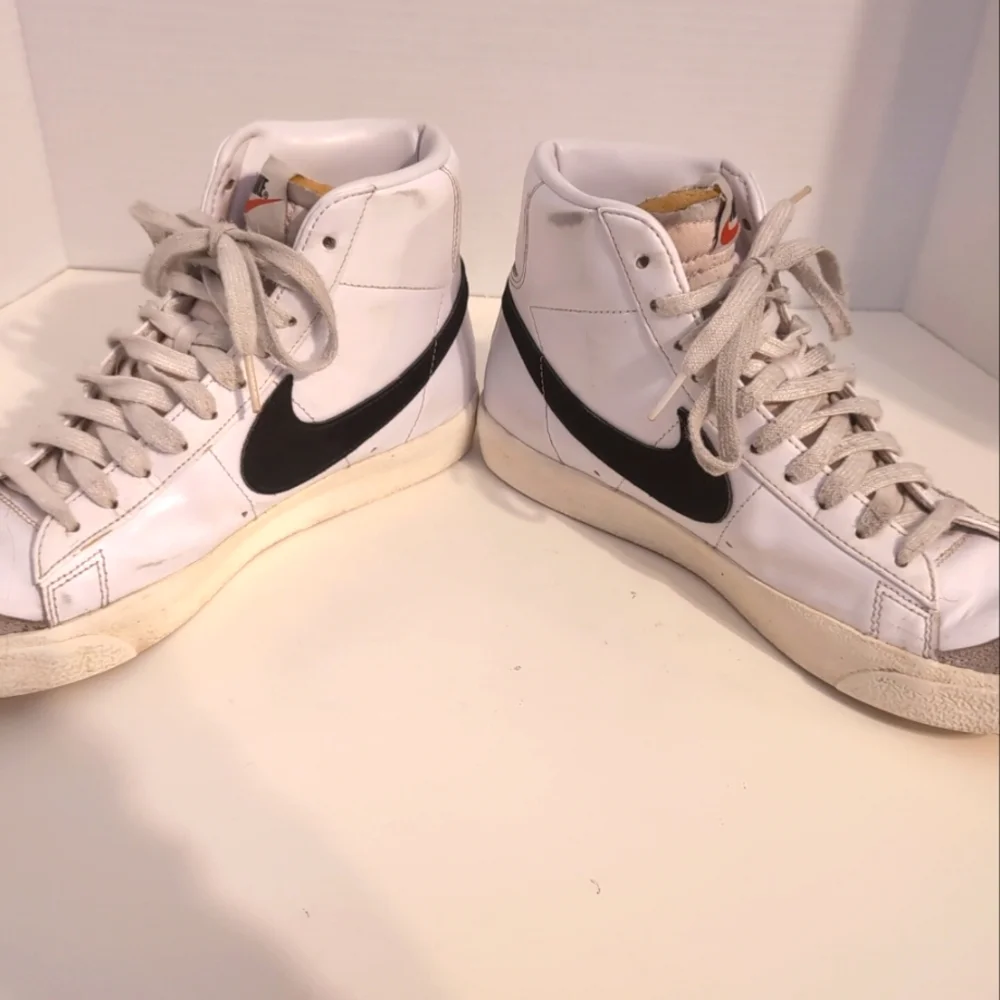 Nike Black and White‎ Mid Sneakers Size 7